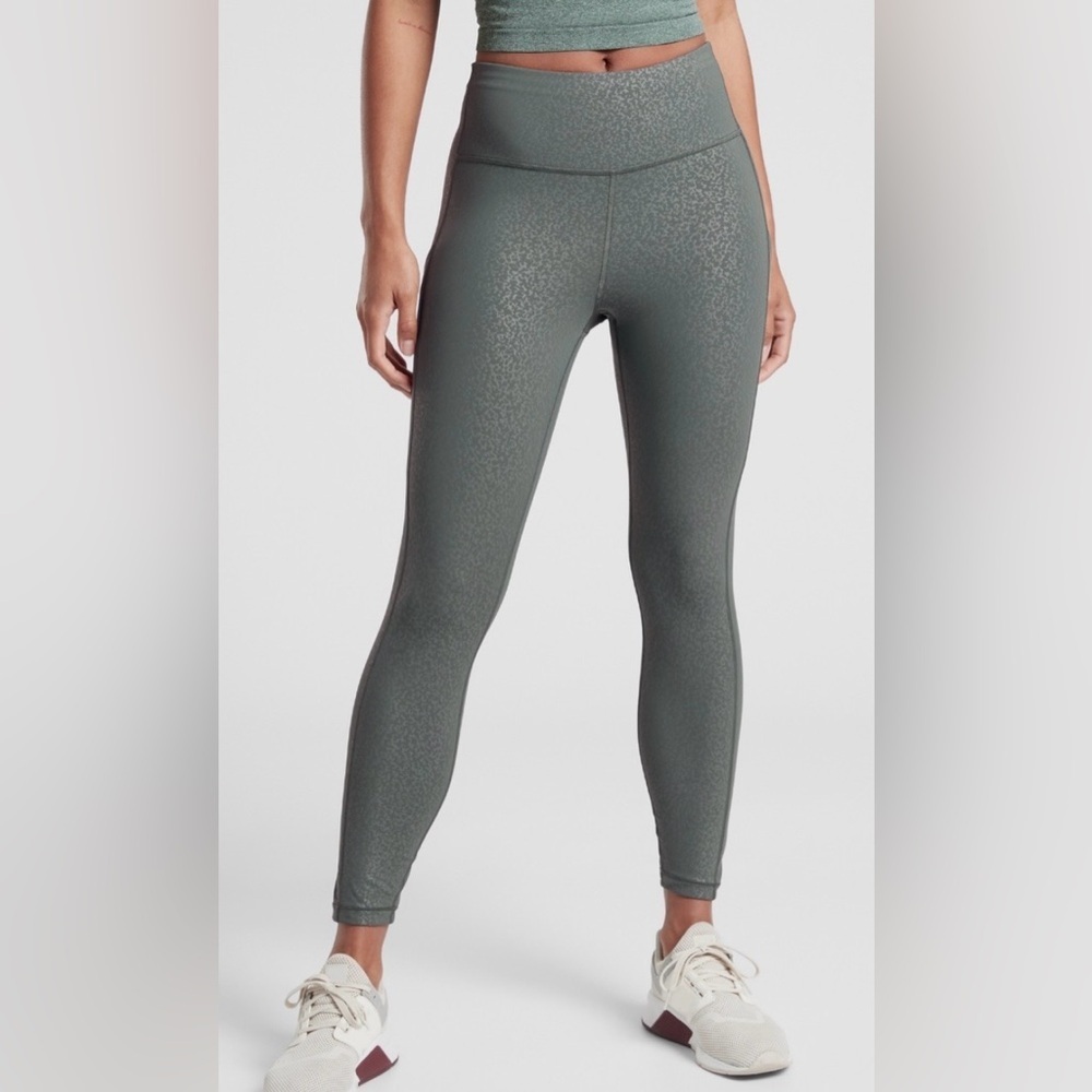 Athleta Ultimate Stash Pocket Embossed
7/8 Tight Legging in Bali Green